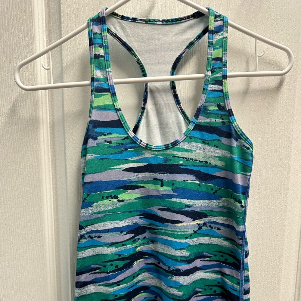 Lululemon woman top tank size 6/ NWOT